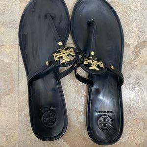 Tory Burch flip flop in great condition. Haven’t worn in over a year.
